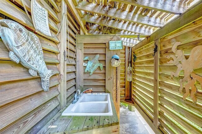 Building Photo - 820 Sandollar