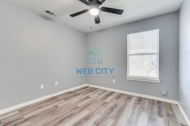 Building Photo - 2525 Lyola St