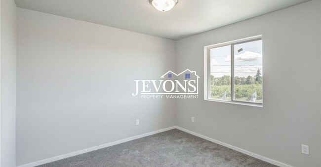 Building Photo - Beautiful 4-bedroom home with fenced backy...