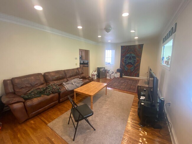 Building Photo - 5 Bedroom House in the Southside Flats!  Central Air. Washer and Dryer on Main Floor. Private Patio.