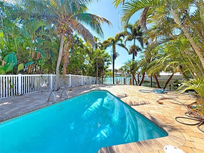 Building Photo - 25 Island Dr