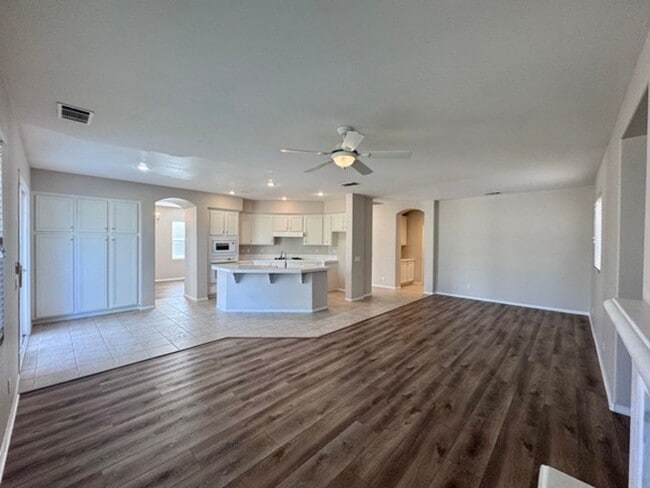 Building Photo - Beautiful 4 bedroom Temecula home sitting ...