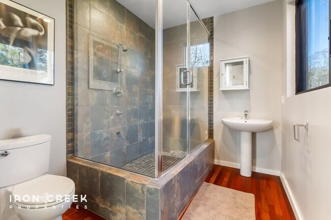 Building Photo - 910 Rockhold Dr