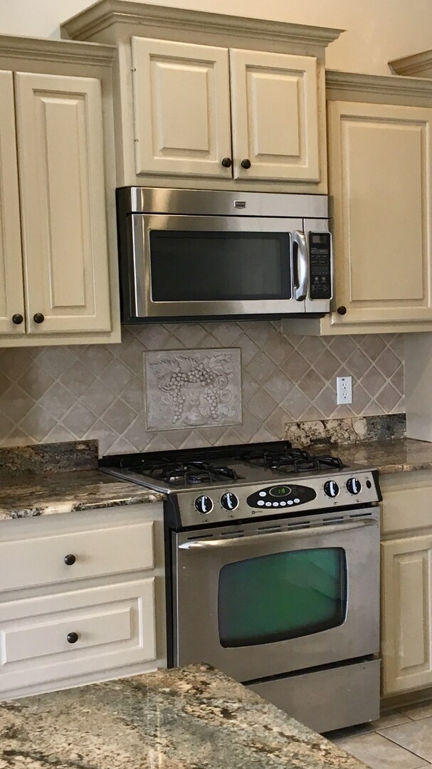 Executive 3 Bedroom home in Lakeshore Gard... 10512 Shoreline Dr