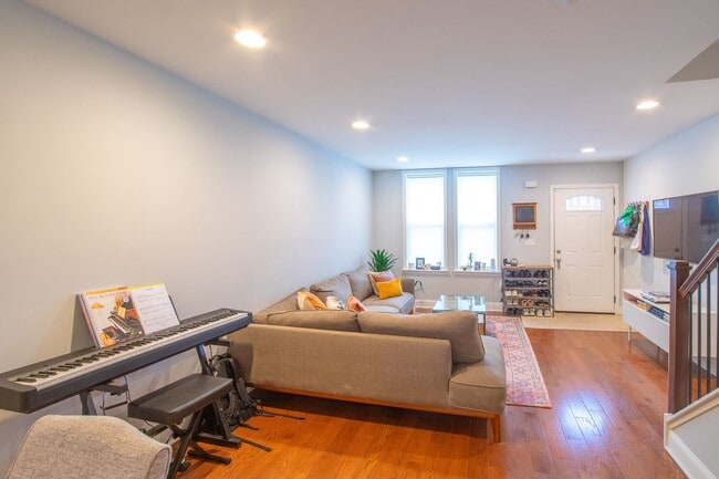Building Photo - Beautiful Point Breeze Townhome