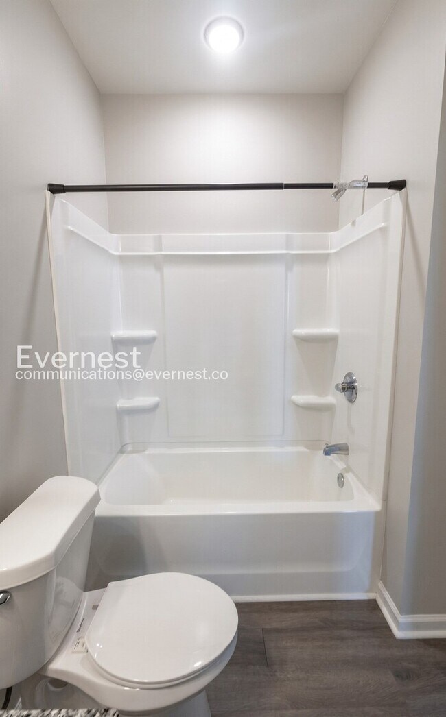Building Photo - 3 Bed/2 Bath Home with Off-Street Parking / Pet-Friendly / Available Now!