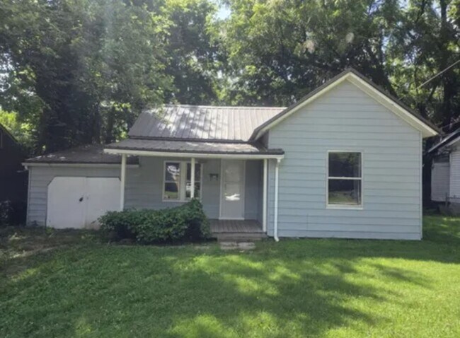 Primary Photo - 3 bedroom/1 bath house for rent