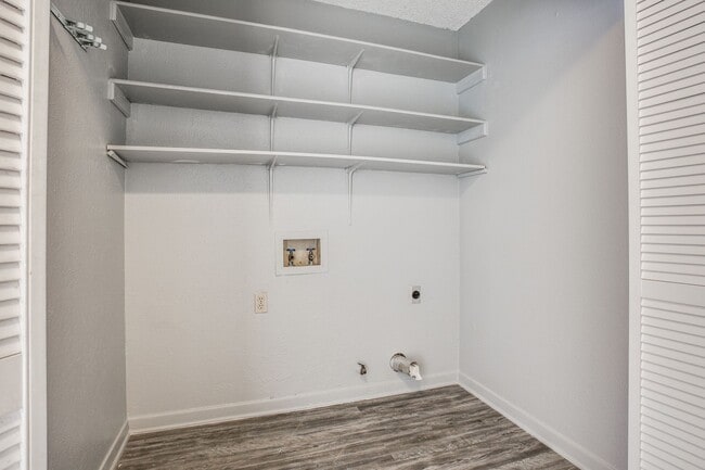 Building Photo - Gorgeous Upgraded 3 Bedroom 2.5 Bath with 2 car garage on Quiet Cul-De-Sac ---Eanes ISD!!