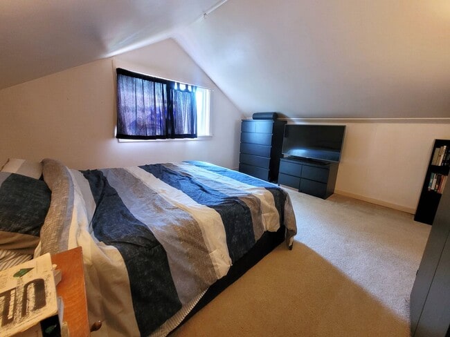 Building Photo - Charming Three Bedroom Home with Large Fen...