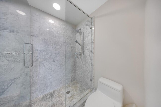 Building Photo - 2000 Bay Dr