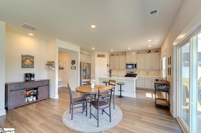 Building Photo - 542 Silverado Ave