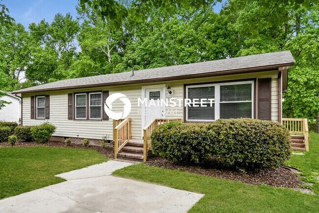 Building Photo - 3 Bedroom Pet-Friendly Home in GREENSBORO,...