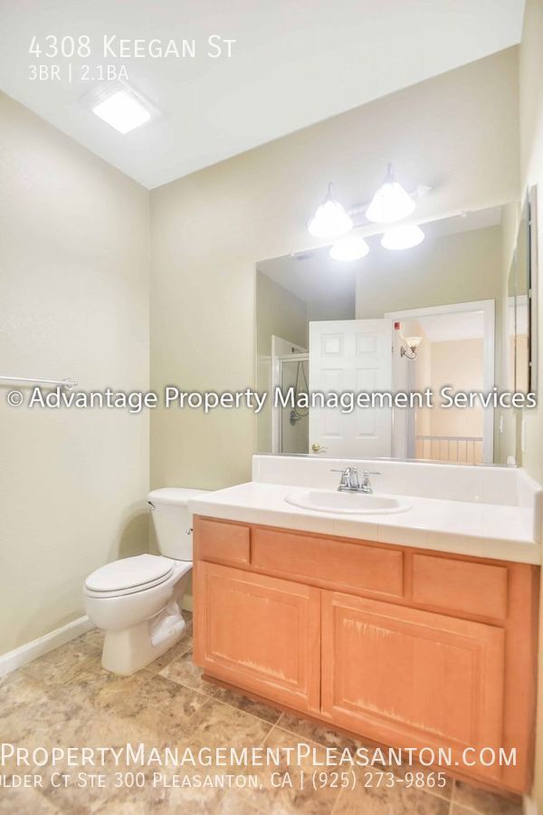 Building Photo - Lovely 3 bed / 2.5 bath, 1,897 sq ft condo...