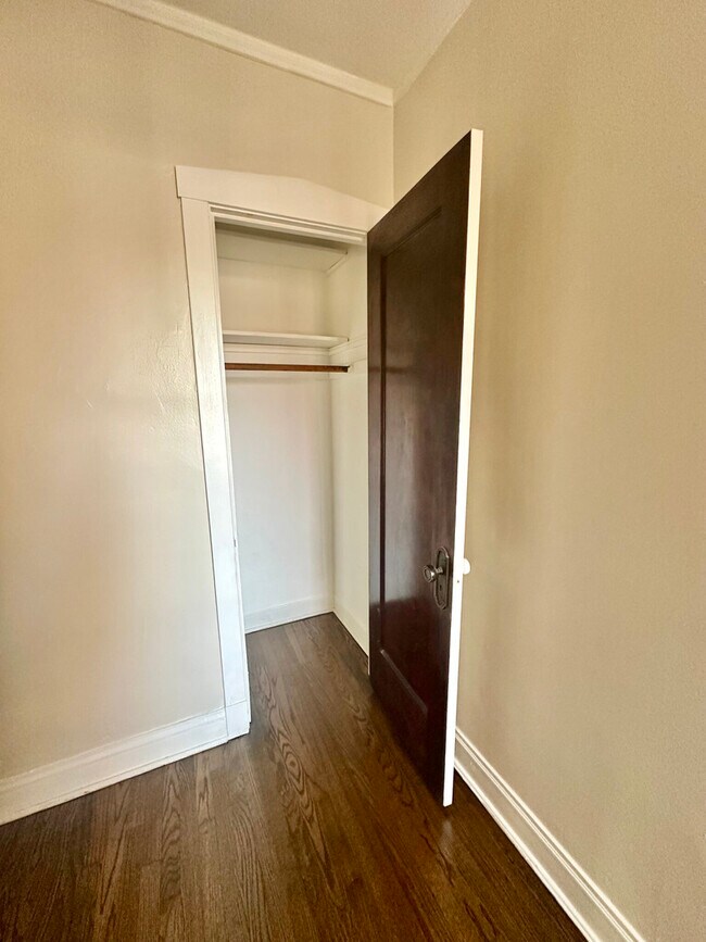 Building Photo - 1310 W Thorndale Ave