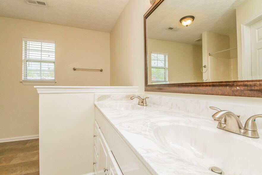 Building Photo - 2813 Louise Russell Dr