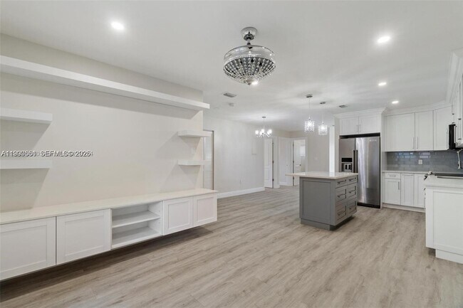 Building Photo - 330 W 74th Pl