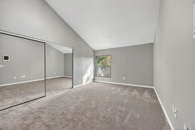 Building Photo - Upgraded 1 Bedroom Unit with Spacious Bedroom!