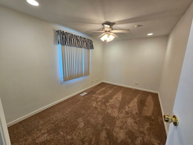 Building Photo - 829 Pondview Ct