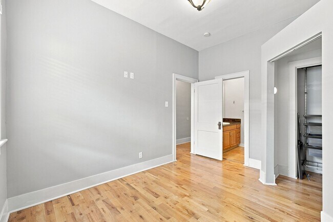 Building Photo - Charming 2-bedroom, 1-bath condo located in the heart of Denver