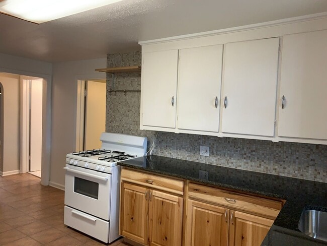 Building Photo - Royal Oak Duplex - Fairgrove