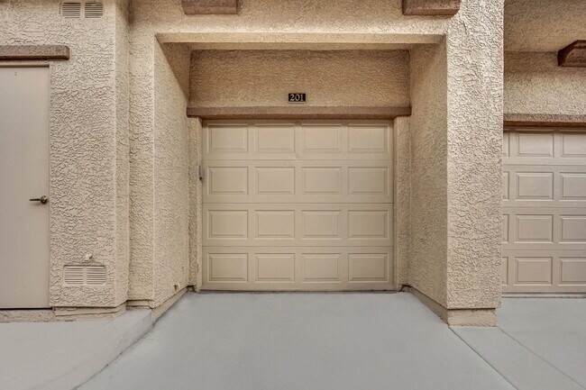 Building Photo - Beautiful 3-bedroom, 2-bathroom condo loca...