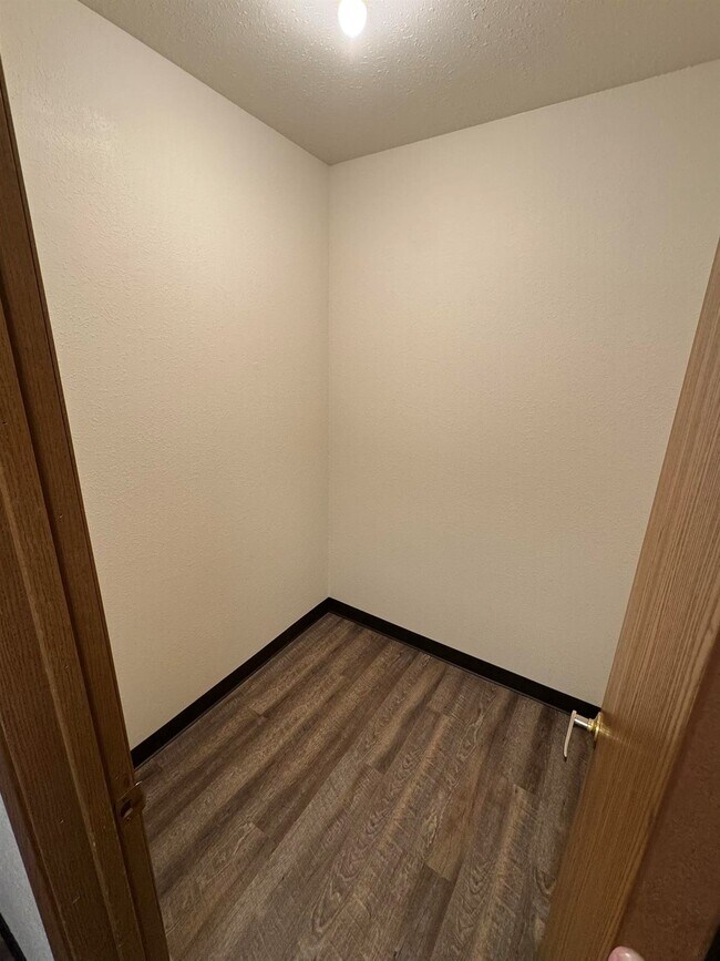 Building Photo - 302 Balsam St