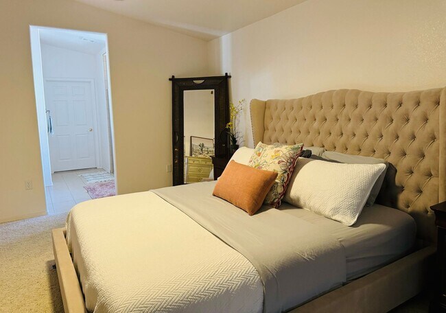 Building Photo - SHORT TERM RENTAL 3BD/2BA IN PRIVATE GATED...