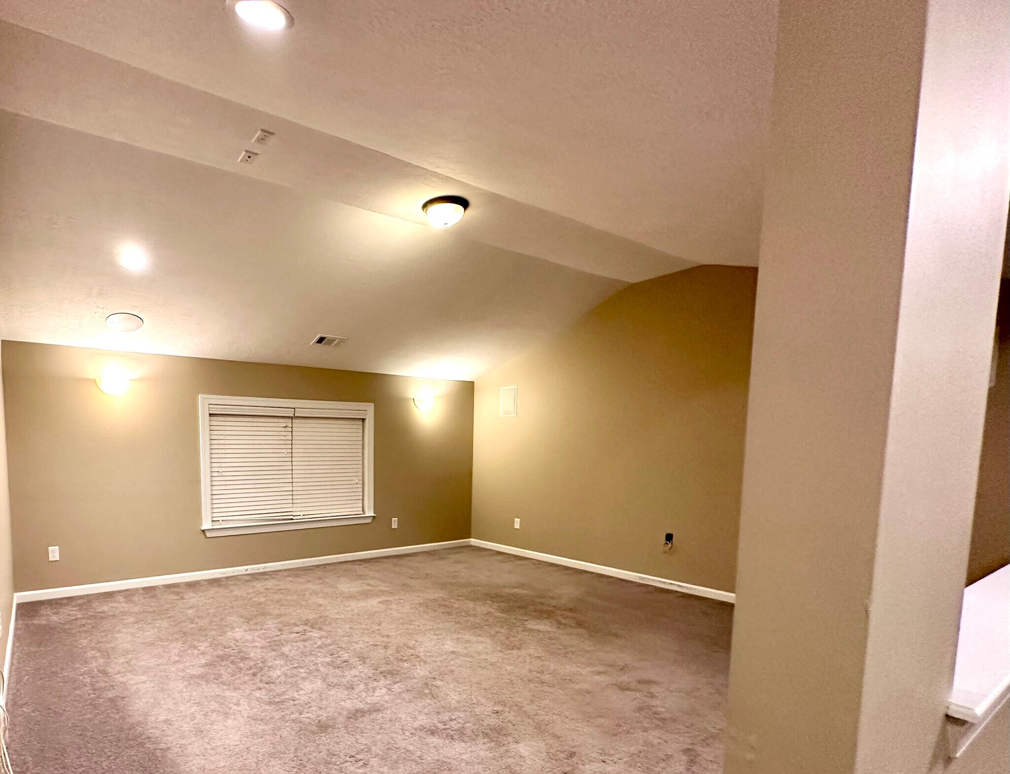 Building Photo - 4064 Ellington Dr
