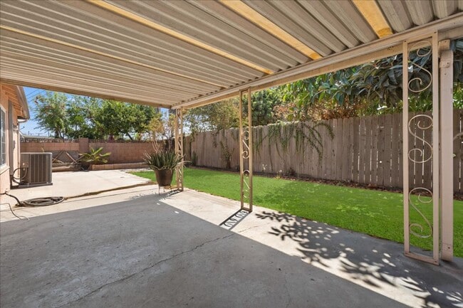 Building Photo - Spacious 3 Bed 2 Bath House w/ Central A/C...