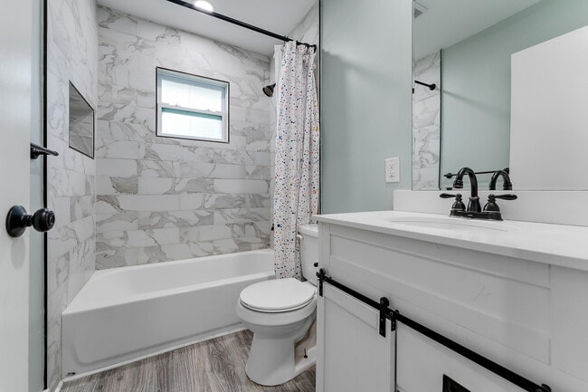 Building Photo - 856 SW Rustic Cir