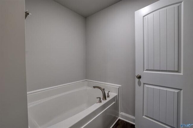 Building Photo - Fall in love with this stunning 4-bedroom, 3-bathroom full-brick ranch home