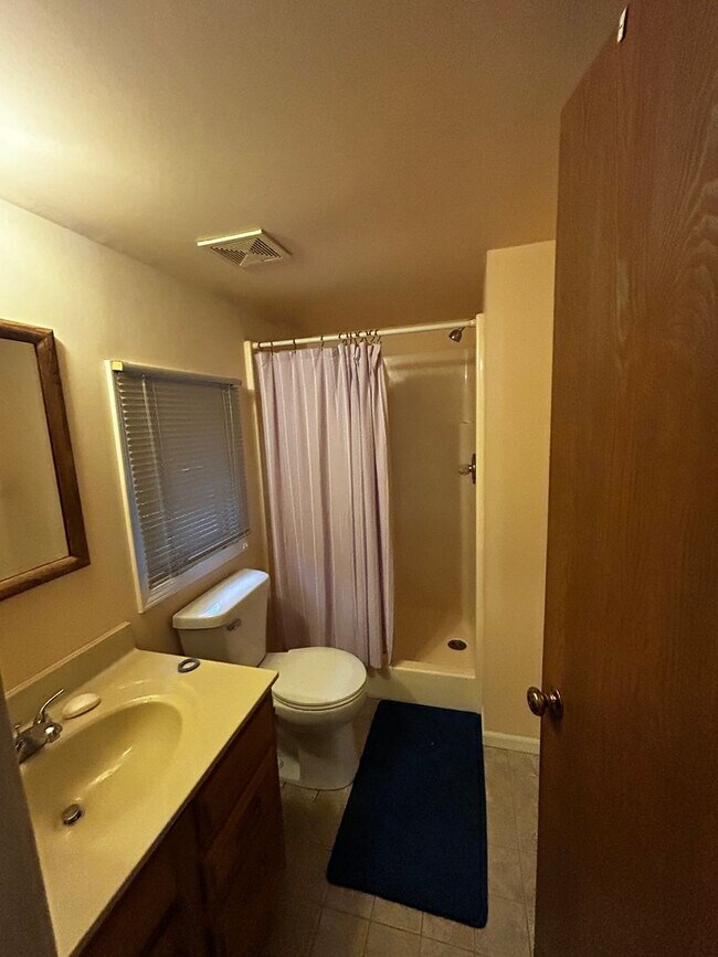 Building Photo - 2 Bedroom 2.5 Bathroom Condo close to Down...