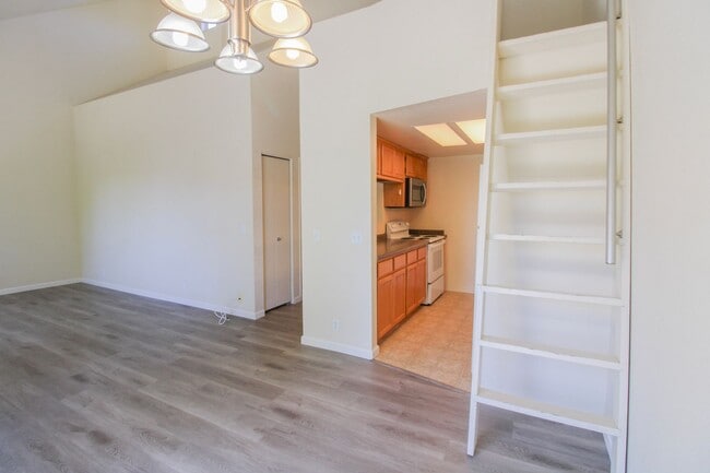 Building Photo - 2 Bedroom, 2 Bathroom + Loft - Top Floor Condo in Parkwood Village