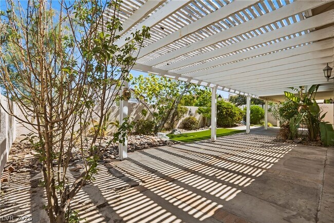 Building Photo - 2870 Deerwood Ct