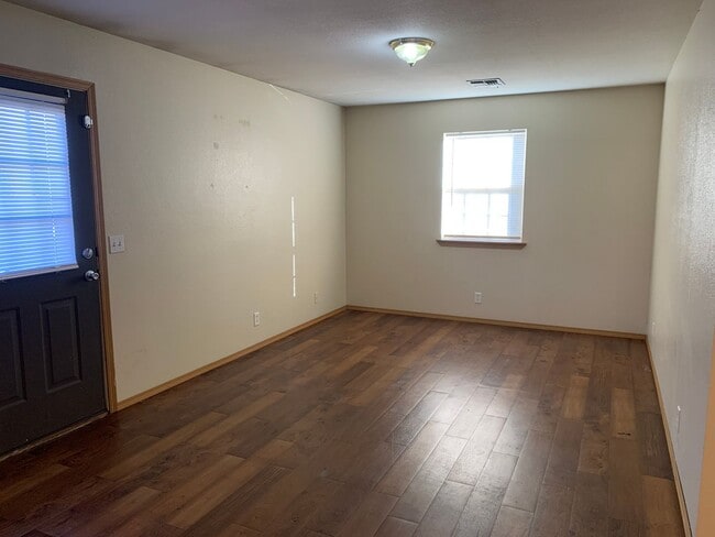 Building Photo - 2 Bedroom 1 Bathroom Apartment Near MSSU C...