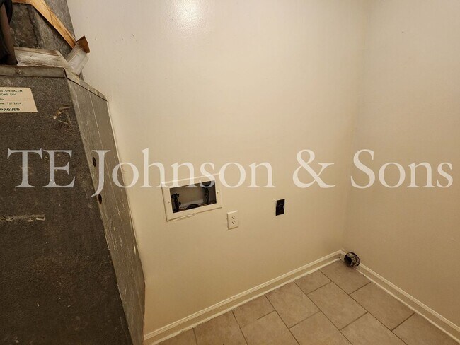 Building Photo - 2 Bedroom Utilities INCLUDED