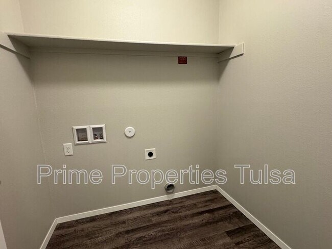 Building Photo - 3707 S 151st E Ave