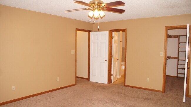 Building Photo - 1221 Clearwater Ln