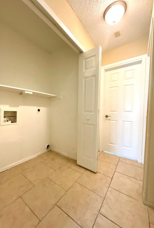 Building Photo - **APPLICATION RECEIVED** AVAILABLE NOW! 2 Bedroom / 1 Bath Home Near Randolph AFB!