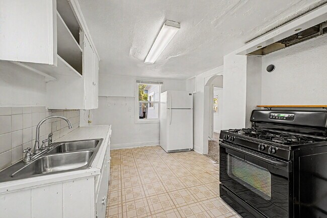 Building Photo - "Charming 1-Bed 1 bath in Englewood – Cozy 400 Sq Ft Living!"