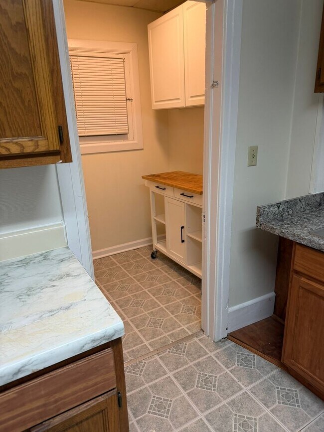 Building Photo - 3 bedroom (space bedrooms), 1 bath, 2 story single family