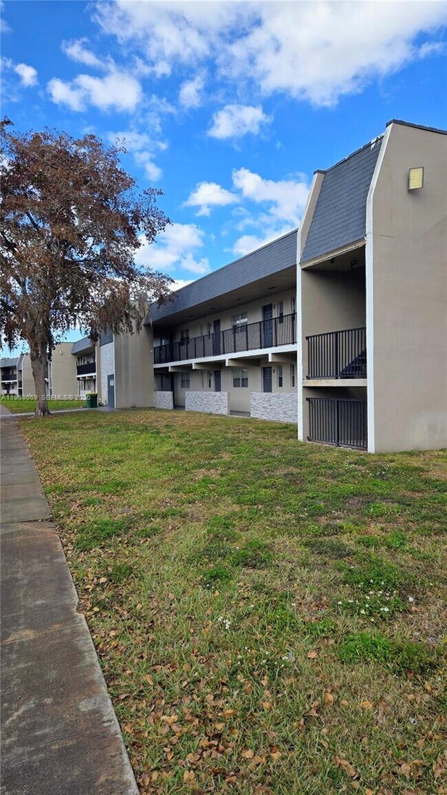 Building Photo - 7925 Fairview Dr