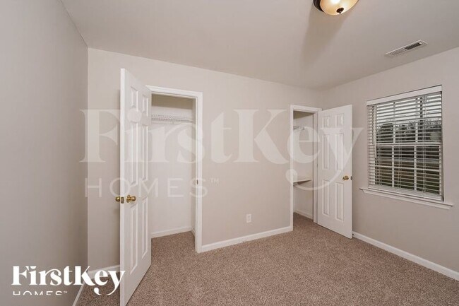 Building Photo - 400 Crooked Creek Ln