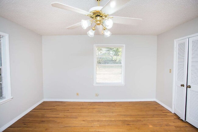 Building Photo - "Spacious 5-Bed Oasis with Granite Elegance & Hardwood Charm in Lubbock!"