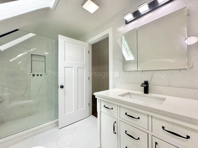 Building Photo - Charming Royal Oak 3-Bed with Sunroom, Dec...