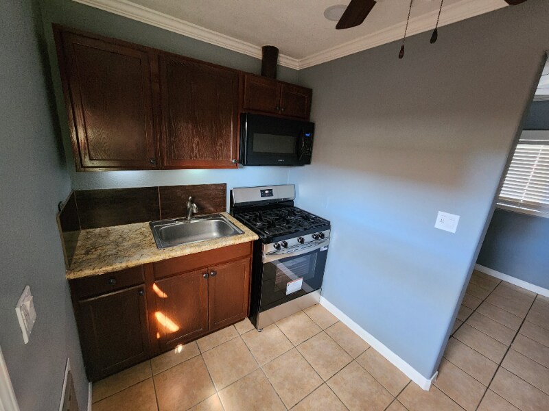 Building Photo - 717 S Pine St