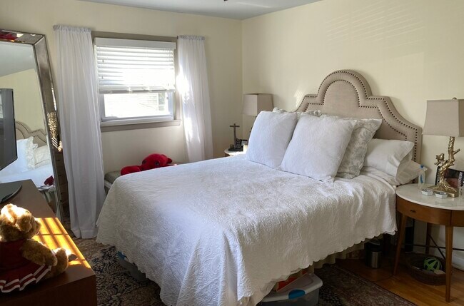 Master bedroom - 122 Sterling Ave