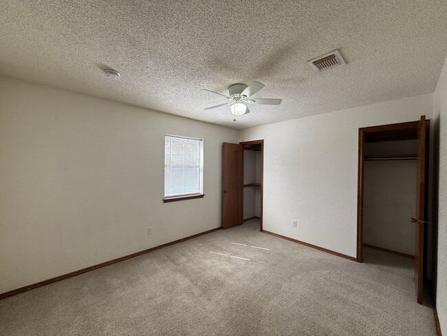 Building Photo - Welcome to this charming 3 bedroom, 2 bath...