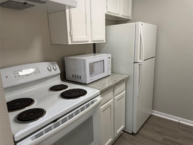 Building Photo - 2121 Hepburn St