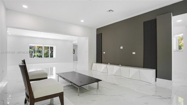 Building Photo - 711 Sunset Rd